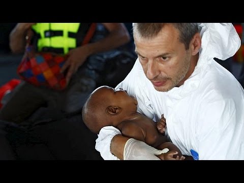 مواصلة البحث عن ناجين في عرض المتوسط بعد غرق سفينة كانت تحمل مئات المهاجرين