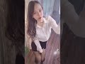 タイトスカートギリギリすぎてパンツ見えちゃうwww