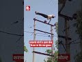 Uttar Pradesh के Maharajganj में शराब के नशे में युवक का हाई वोल्टेज ड्रामा  !