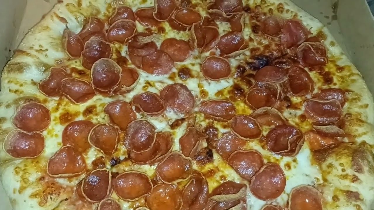 Little Caesars Old World Fanceroni Pepperoni Pizza Up Close 🍕🍽😁 YouTube