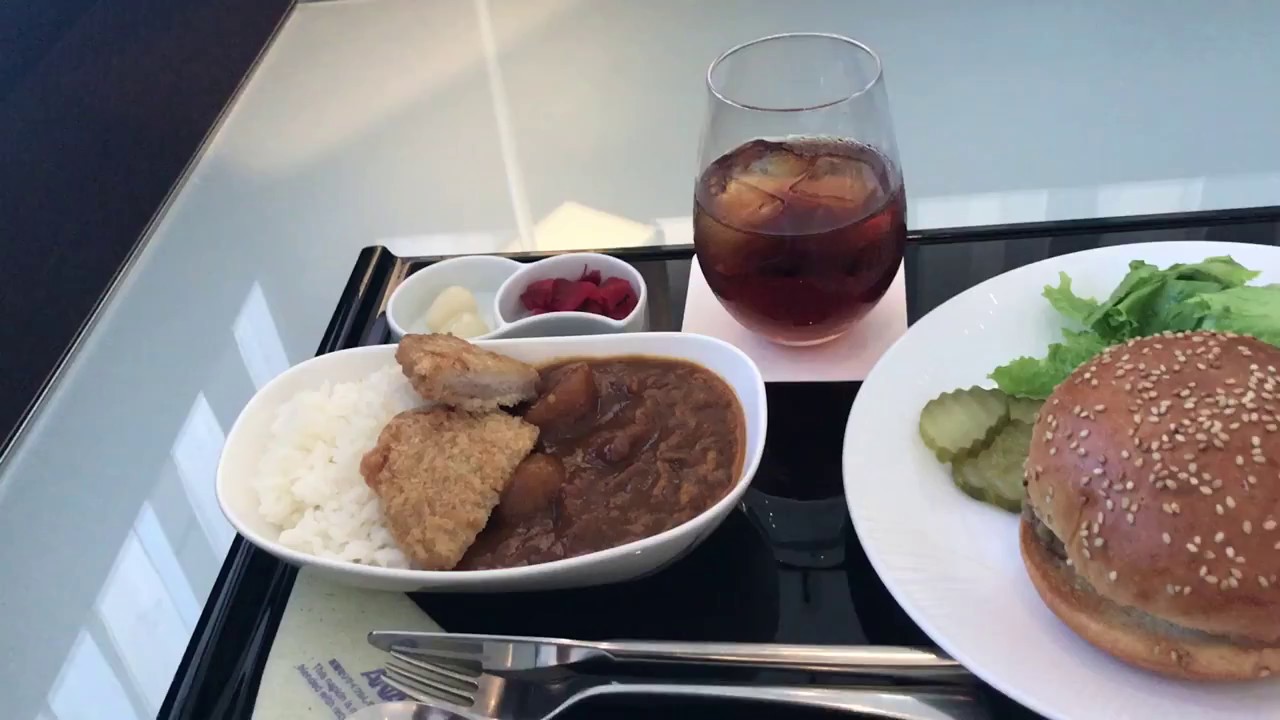 Anaファーストクラスラウンジの食事 ハンバーガーとカツカレー