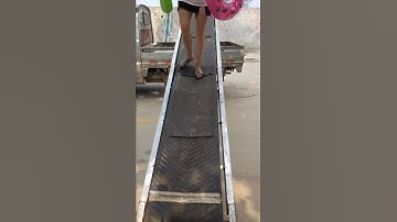 Folding belt conveyor, foldable in the middle, length can be customized, height can be adjusted.