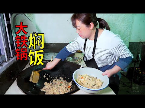 很久沒吃柴火燜飯，媳婦燜一大鍋，有菜有飯太好吃了 | Cooking savory rice on a wood-fired stove smells so good