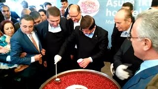 Başbakan Davutoğlu aşure dağıttı