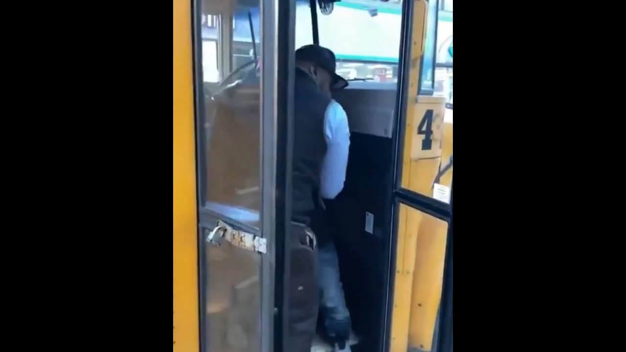 سائق باص مدرسة يرمي طفل من الباص شوف شو صار bus driver throwhim out