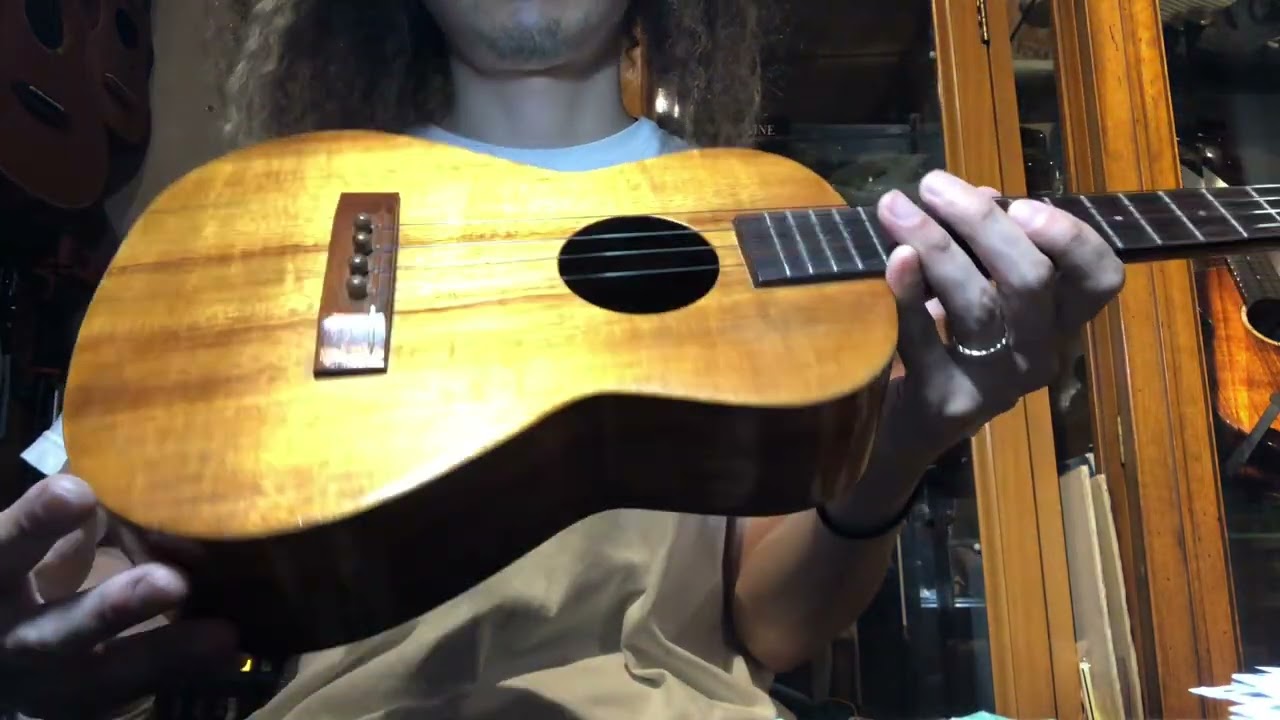 Kamaka テナーウクレレ K200(HF-3) ゴールドラベル レビュー - YouTube