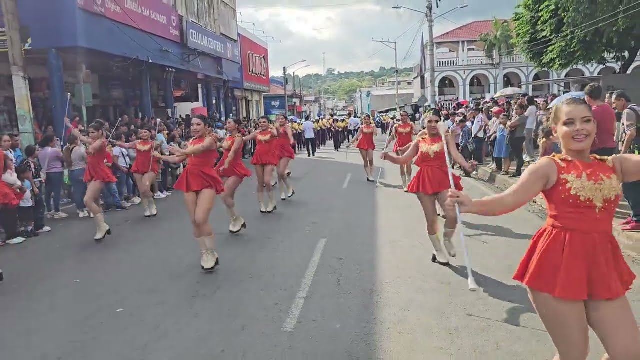 Colegio Salarrue en el desfile de Colonia Sensunapan,  Sonsonate. 