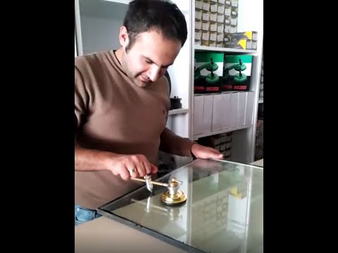 Video: Hvordan Skæres Glas Uden Glasskærer? Hvordan Skærer Man Et Stykke Glas Derhjemme? Hvordan Kan Du Skære En Glasflaske?