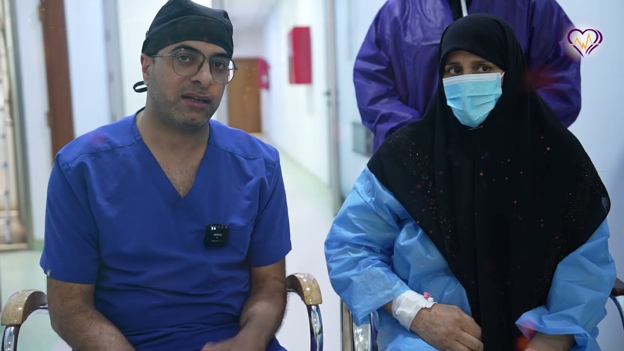 جانب من عمل فريق الجراحة بمركز النجف خلال عملية زراعة الصمام بتقنية التوغل الطفيف