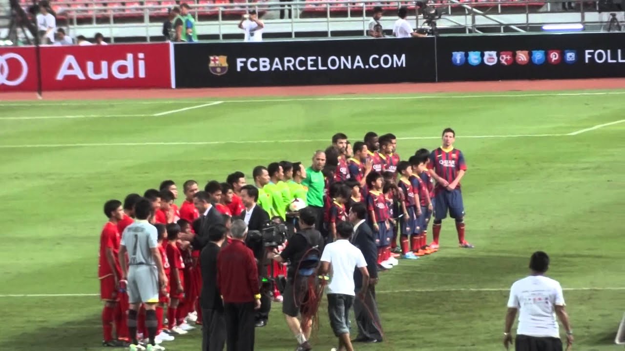 タイ国歌斉唱 バルサイムノ 13 08 07タイ代表 Vs Fcバルセロナ Youtube