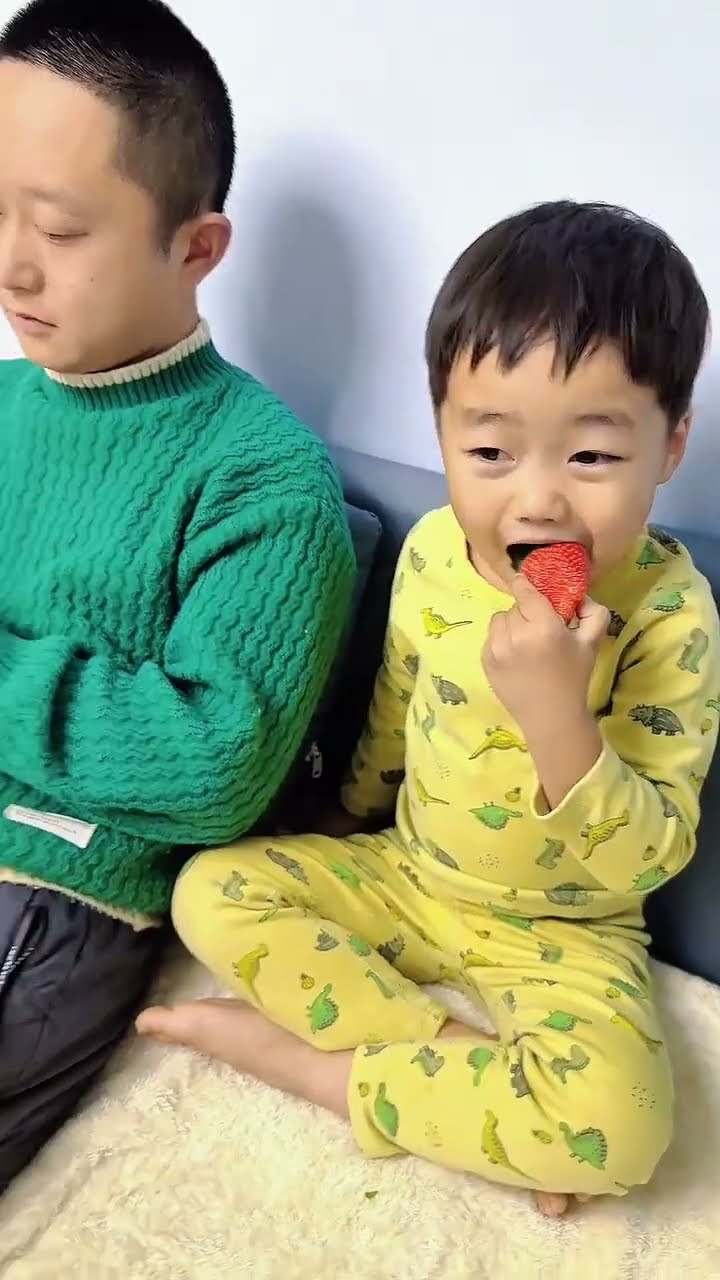 给儿子一颗草莓，这反应万万没想到！#Cute baby#Cute#呆萌小米宝#聪明宝宝#萌娃#整蛊#测试