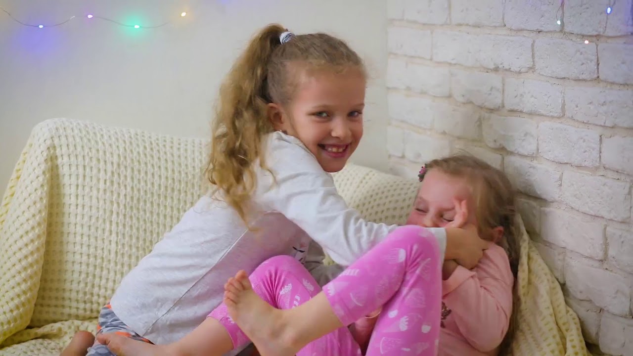 Челлендж пятки. Щекотка ЧЕЛЛЕНДЖ девочки. Щекотка пяток детей ЧЕЛЛЕНДЖ. Щекотка ног ЧЕЛЛЕНДЖ девочки. Щекотка ЧЕЛЛЕНДЖ tickling Challenge