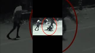 Демон защитил человека.Это видео было снято уличной камерой в одном из районов Тайланда.