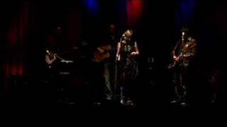 Video-Miniaturansicht von „Christine Collister - "Give It All Away" Live“