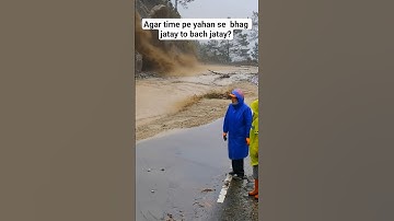 Flood k samnay aisa kon karta ha apni ghalti se sab kuch hkwa#flashflood #floodinpakistan #flooding