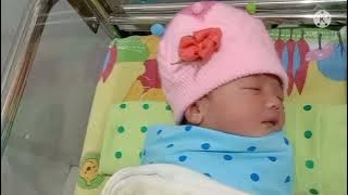 Ekspresi Bayi Ade Mesha mendengar suara Adzan sesaat setelah terlahir ke dunia