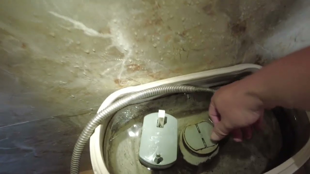 Lấy đồ rơi trong bồn cầu cực cứng | Thợ điện nước Đà Nẵng xử lý ca khó đục mãi mới ra