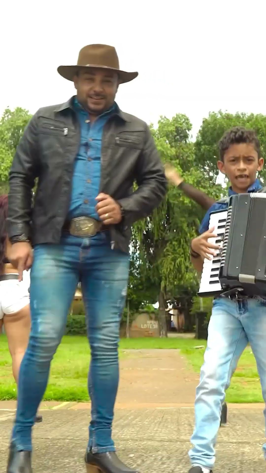 ￼ Alejandro Rodrigues cantando com o seu pai #boanoiteee #leaozinho #leãozinho