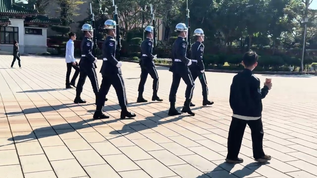 安安開心看衛兵交接20260213