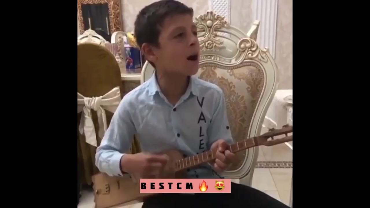 Чеченский маленький. Мальчик чеченец поет. Чеченки поют на гитаре. Маленький чеченец поет песню. Мальчик поет на Чеченской свадьбе.