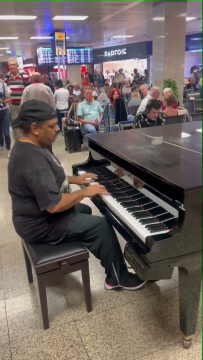 One of House music’s originators, Kerri Chandler, having a jam session at Malaga airport. 🎹