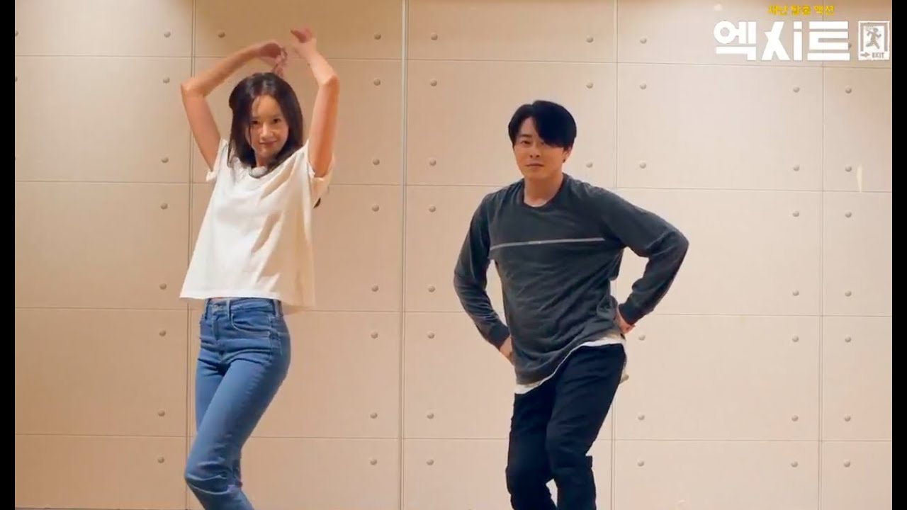 YOONA & JO JUNG SUK dance/celebrate EXIT's 9 million movie goers