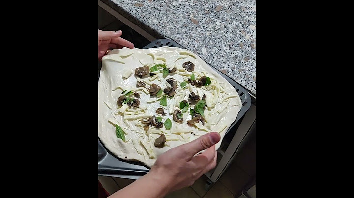 come evitare che l impasto si attacca alla pala pizza napoletana condita sú pala per poi infornare