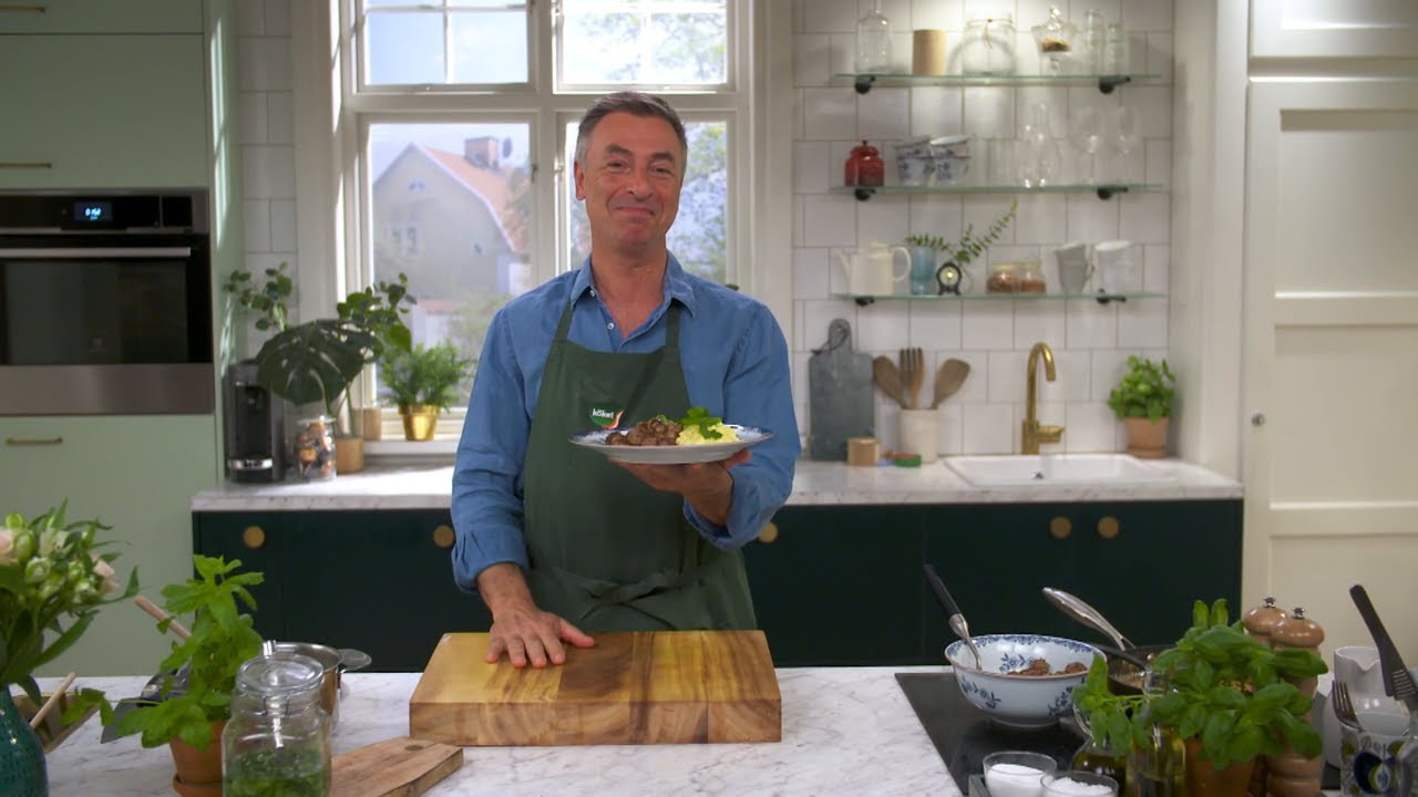 Kökets middag: Köttbullar med potatisstomp, gräddsås och pressgurka - Köket