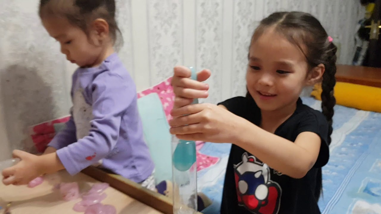 Анна и Диана играют в слаймы. Anna and Diana are playing slimes.