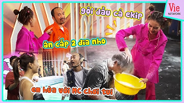 Bé Nọc máu chiến 1 mình GỘI ĐẦU bằng bột cả ekip, bị bóc mẽ ĐI CÔNG CHUYỆN với MC chơi xấu ông chú