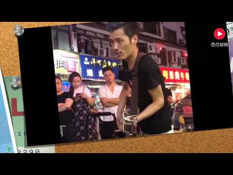 流浪歌手路边吉他弹唱汪峰《在雨中》真好听！