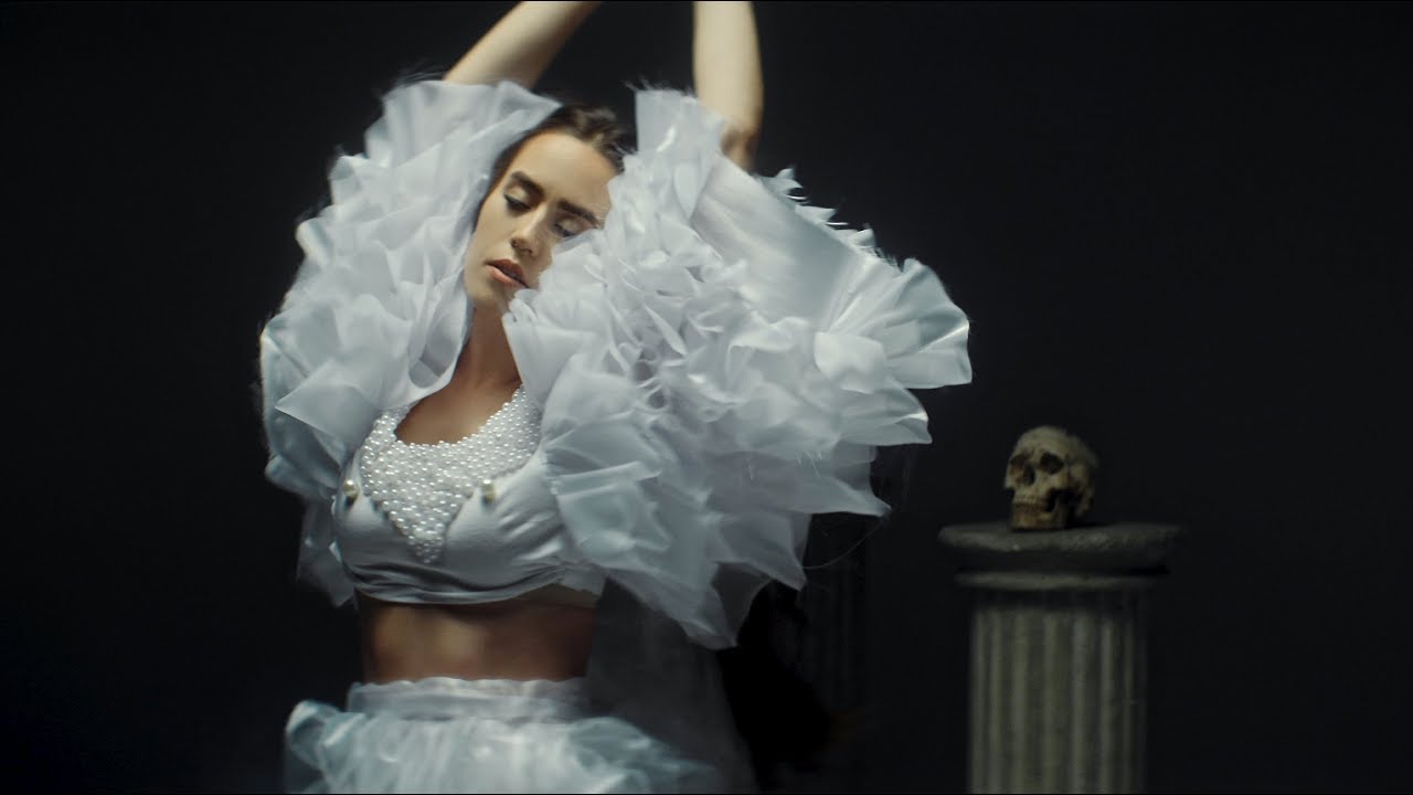 Evgenya Redko - Deivės (Official Music Video) auf YouTube ansehen Evgenya Redko - Deivės (Official Music Video) auf YouTube ansehen