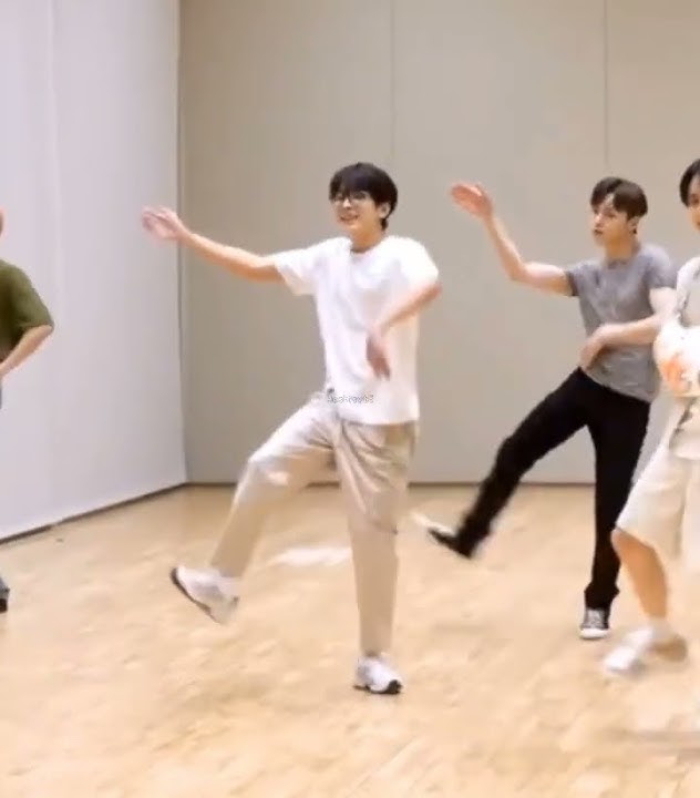 Wonwoo dancing to his favorite song cause it's easy 😃☺ #wonwoo #hoshi #seventeen#carat#shorts#tiktok