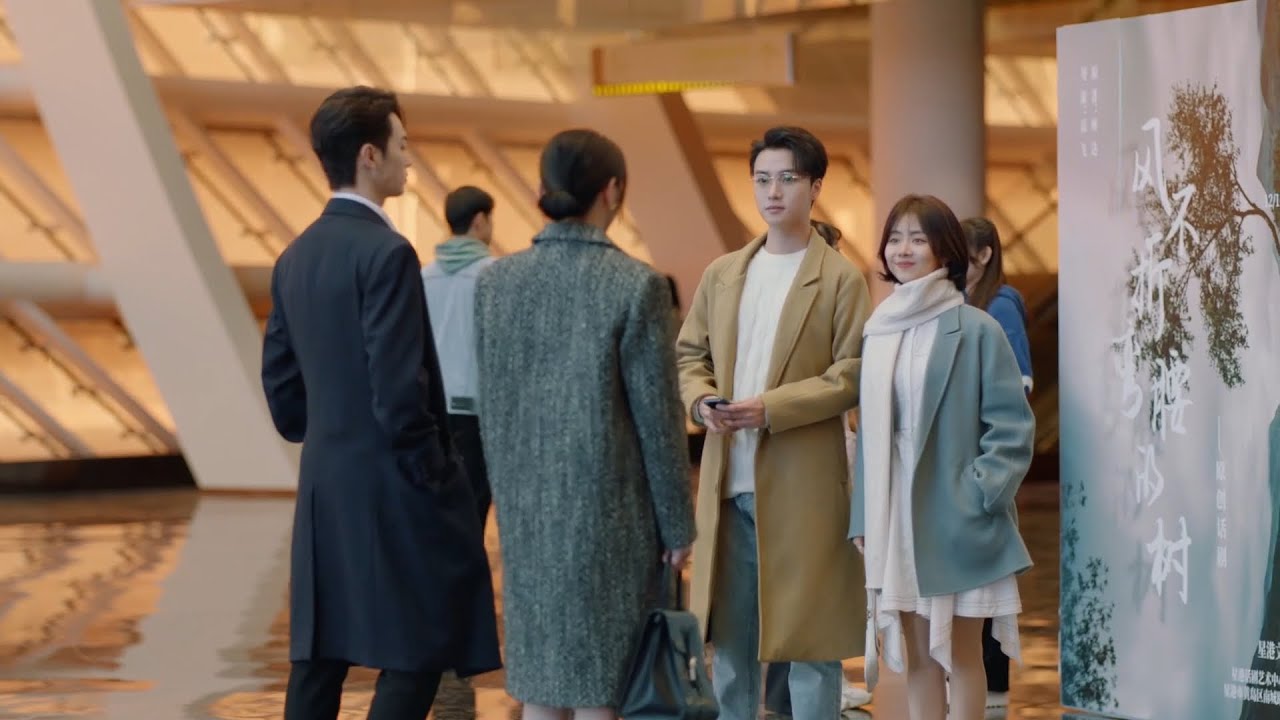 У нее уже есть парень! Генеральный директор приревновал и начал хватать свою жену!🍑