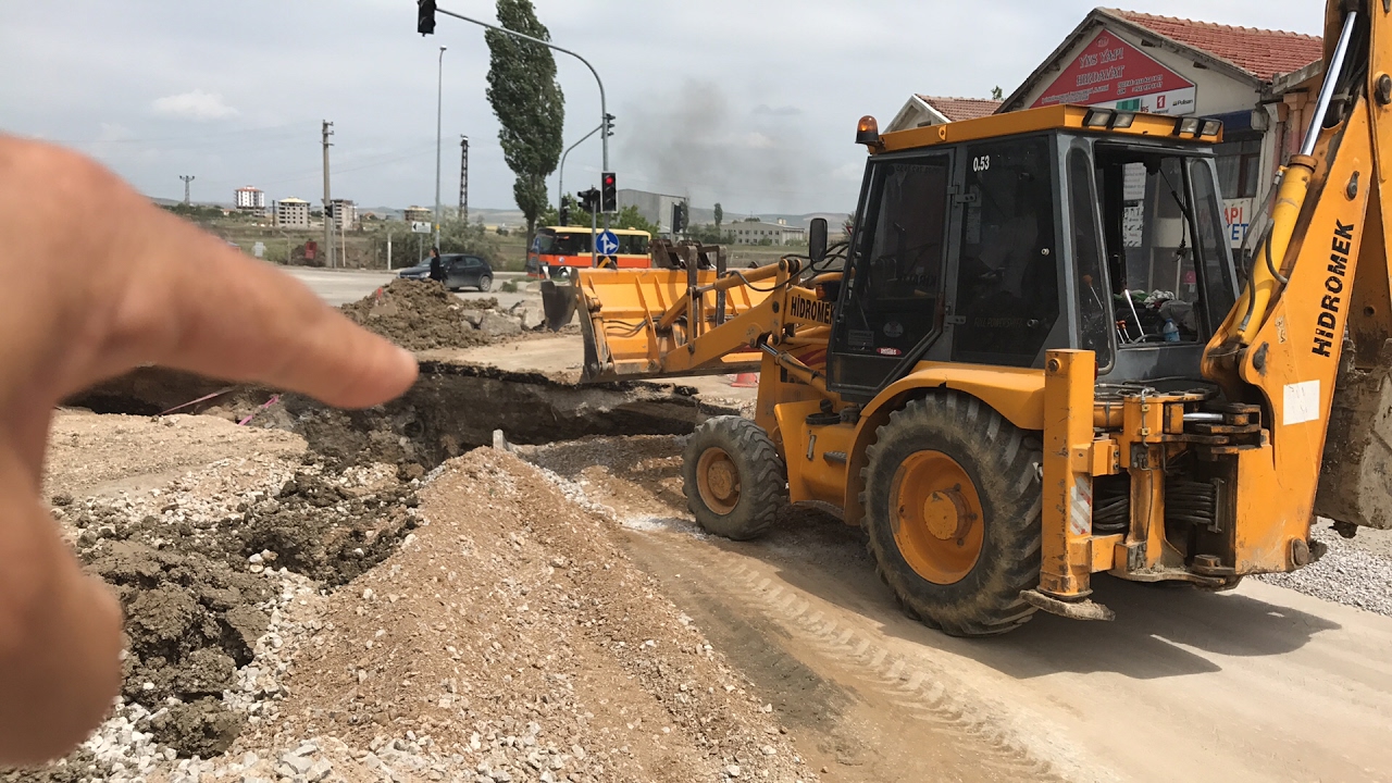Hidromek çok büyük çukuru doldururken
