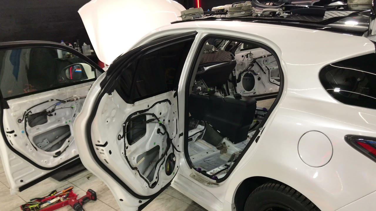 Lexus CT 200 обзор заводской шумозащиты и установка вибро- шумоизоляционных материалов Комфортмат.