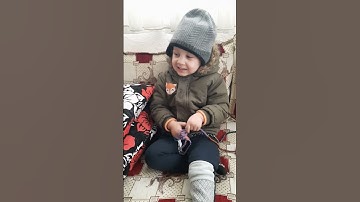 طفل صغير يقرأ سورة الأخلاص