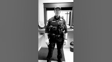 Agent legt denkbeeldig beveiligingssysteem uit.