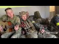 Сержант бригади НГУ 3018 Микола «Раптор» виконує власну пісню у перерві між боями у Северодонецьку