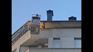 Un gran nido de avispa velutina obliga a intervenir a los bomberos en O Barco