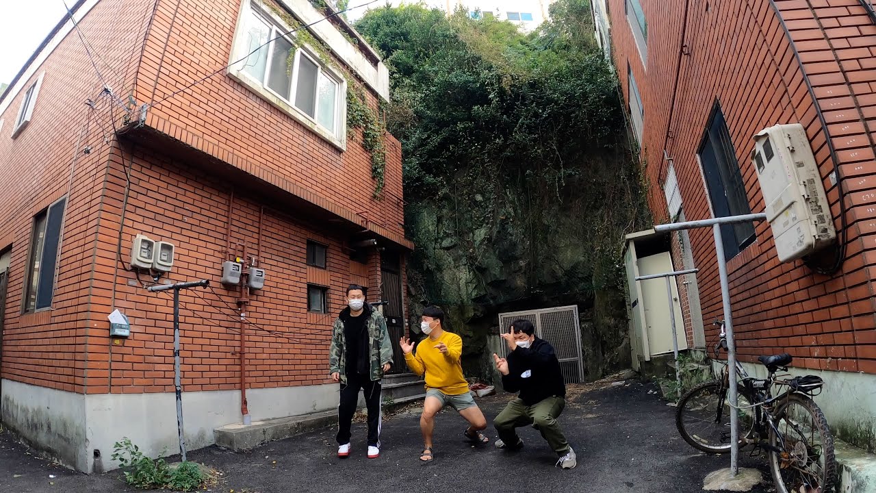 부산 주택 한 가운데에 숨겨진 동굴 가보기