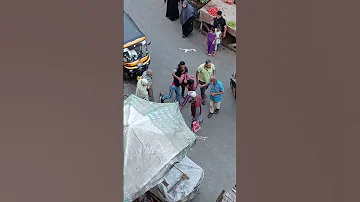 سائق تكتك بيضرب فتاه محششه راكبه معاه بالعافيه 