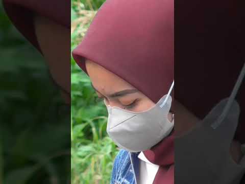 Cewek cantik hijap bermasker itu menggoda