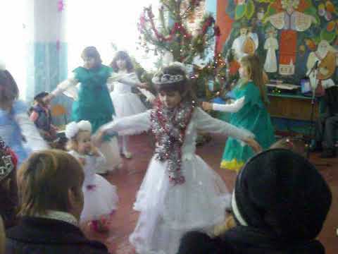 Танок біля ялинки