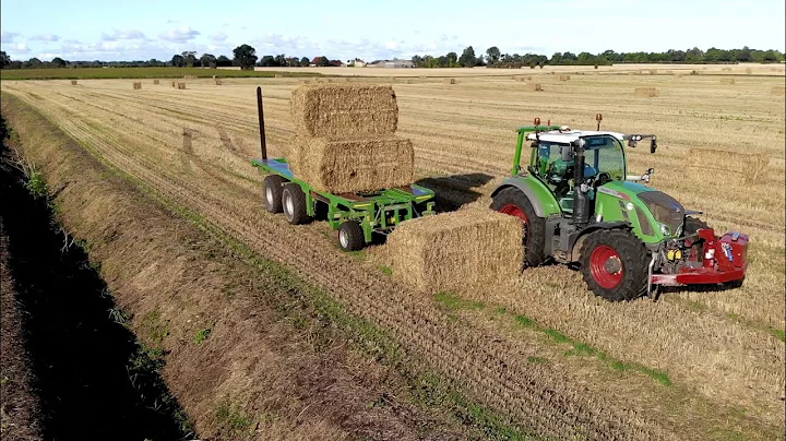 Fendt 724 & Heath Superchaser Extra Collecting Bales