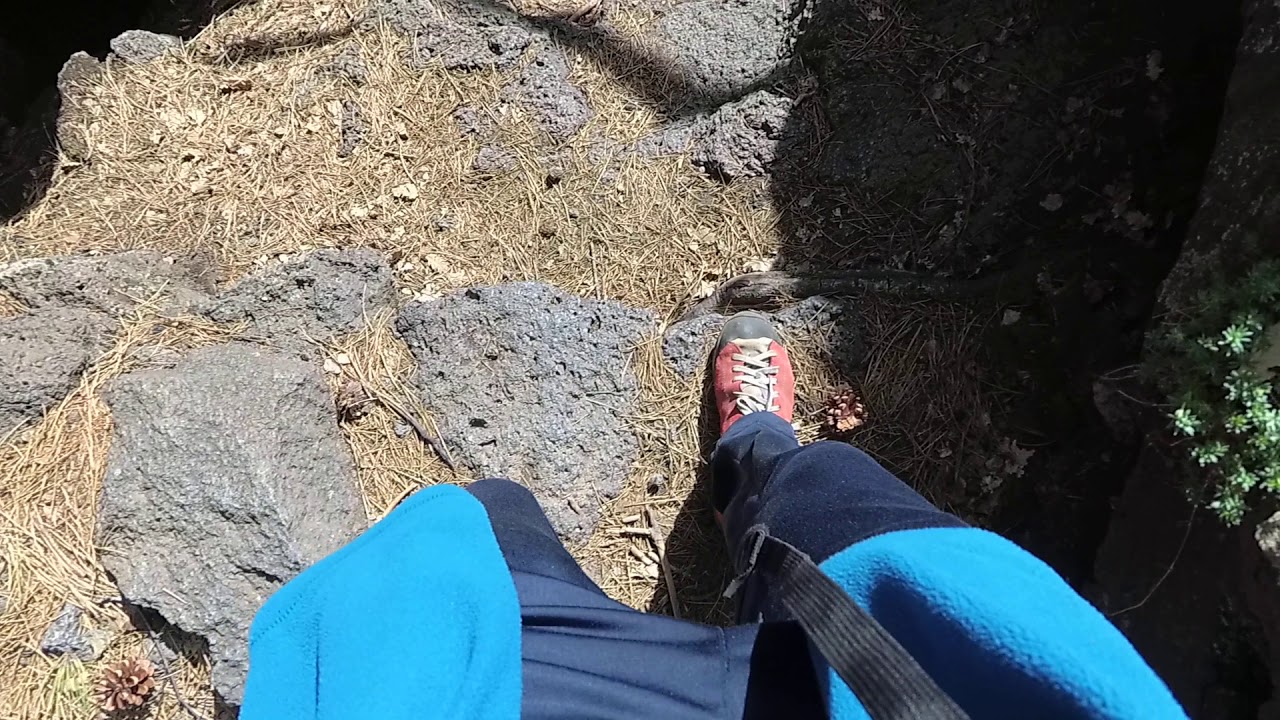 Ingresso in una bella grotta dell'Etna