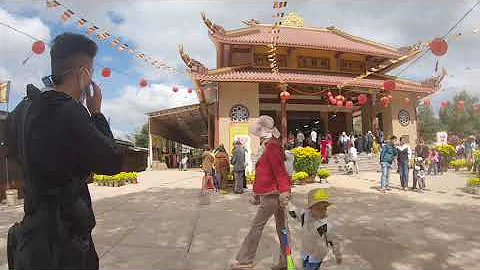 Go to Cau An Pagoda on New Year's Day