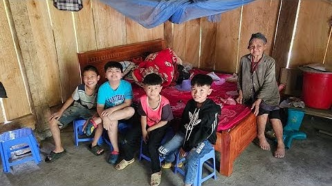 Bà cụ 70 tuổi sinh tồn trong rừng bất ngờ đón các cháu vui. Nguyễn Tất Thắng