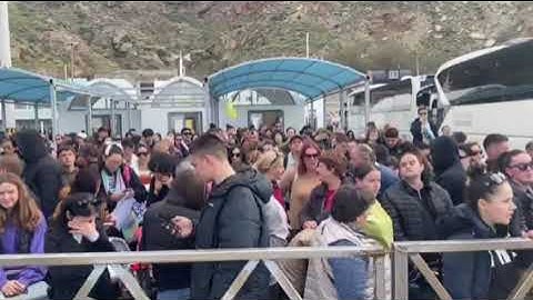 Κάτοικοι της Σαντορίνης εγκαταλείπουν το νησί