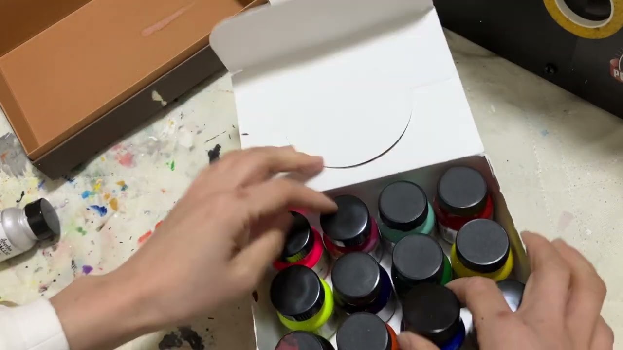 エアブラシで使う塗料紹介 - YouTube